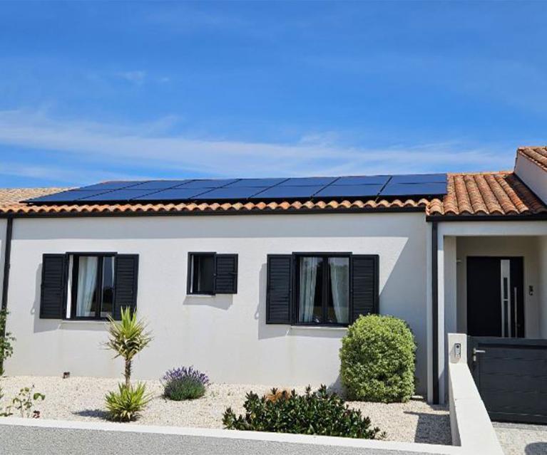 Photo de panneaux solaires posés par Oïka solaire