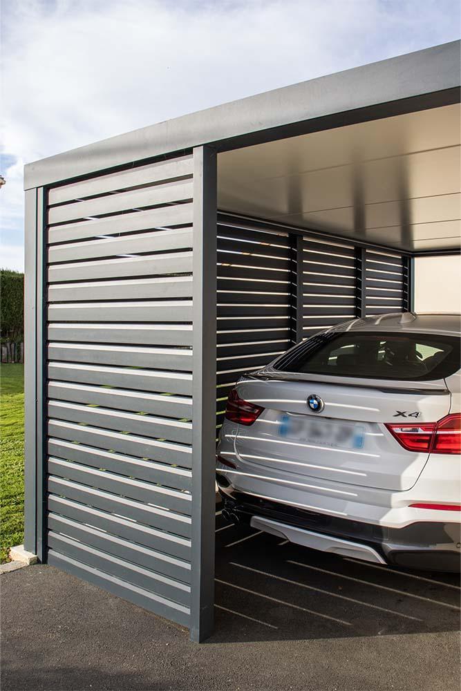 AKENA – Carport à toit plat avec brise-vue fixe
