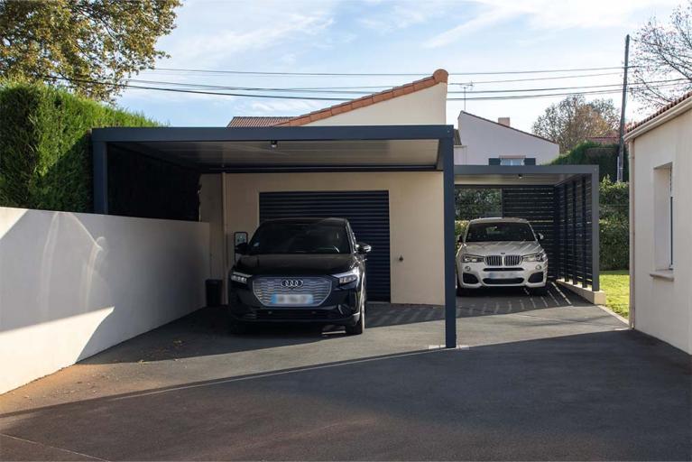 AKENA – Carport à toit plat avec brise-vue fixe