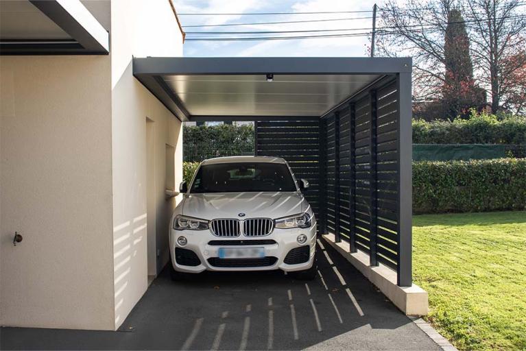 AKENA – Carport à toit plat avec brise-vue fixe