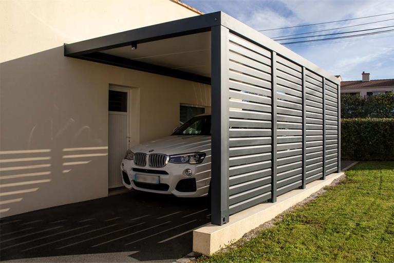 AKENA – Carport à toit plat avec brise-vue fixe