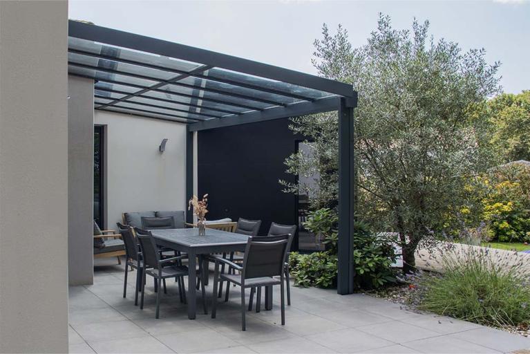 AKENA – Préau à toiture vitrée