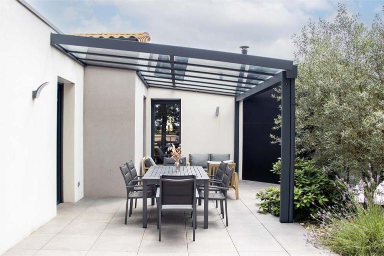 AKENA – Préau à toiture vitrée