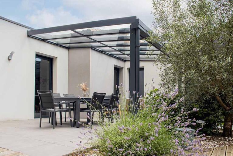 AKENA – Préau à toiture vitrée