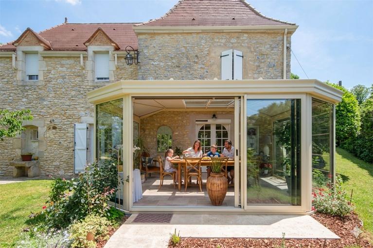 Véranda beige jardin d'hiver Akena vue extérieur