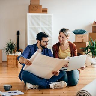 couple de propriétaires qui s'intéressent à un projet de pergola pour leur maison