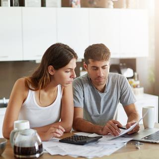 couple qui se renseigne sur les prix des vérandas, pergolas, carports, pool houses akena