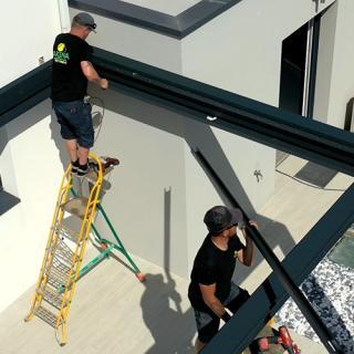 poseurs qui installent une pergola