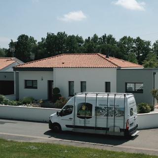 Camion de pose Akena qui arrive sur le chantier d'installation d'un pool house